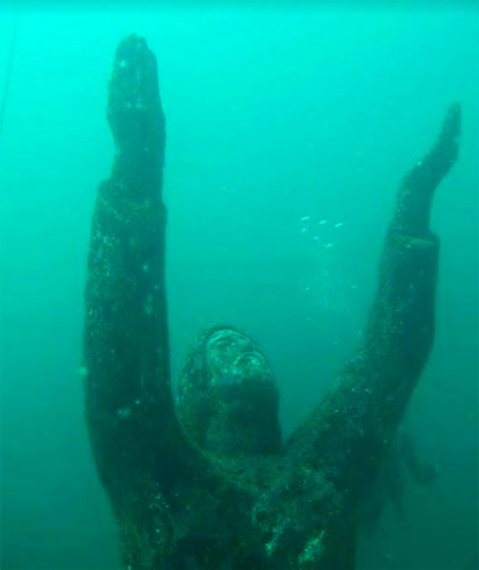 estatua de jesus bajo el agua